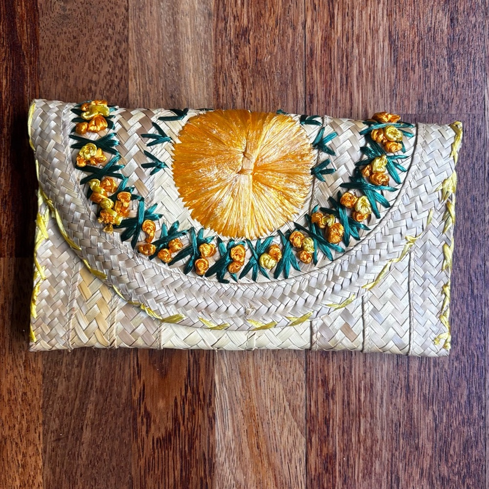 Vintage - Woven Rattan Clutch with Raffia Flowers - Tiki Style - Picture 3 of 10